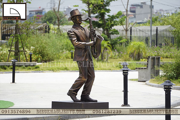 Tác phẩm tượng điêu khắc nghệ sỹ đang say sưa thổi kèn